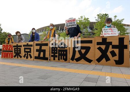 Tokio, Japan. Mai 2021. Anti-Olympia-Aktivisten halten Plakate, um gegen die Olympischen Spiele 2020 in Tokio zu protestieren Angesichts des Ausbruchs des neuen Coronavirus vor dem Nationalstadion, in dem sich eine Rennstrecke und ein Feld treffen, findet am Sonntag, dem 9. Mai 2021, in Tokio eine Testveranstaltung der Olympischen Spiele 2020 in Tokio statt. Quelle: Yoshio Tsunoda/AFLO/Alamy Live News Stockfoto