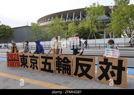 Tokio, Japan. Mai 2021. Anti-Olympia-Aktivisten halten Plakate, um gegen die Olympischen Spiele 2020 in Tokio zu protestieren Angesichts des Ausbruchs des neuen Coronavirus vor dem Nationalstadion, in dem sich eine Rennstrecke und ein Feld treffen, findet am Sonntag, dem 9. Mai 2021, in Tokio eine Testveranstaltung der Olympischen Spiele 2020 in Tokio statt. Quelle: Yoshio Tsunoda/AFLO/Alamy Live News Stockfoto