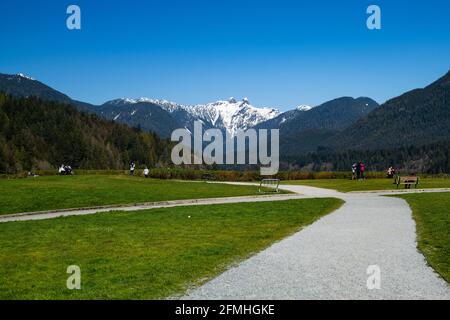 Capilano River Regional Park mit den Lions im Hintergrund in North Vancouver, British Columbia, Kanada Stockfoto
