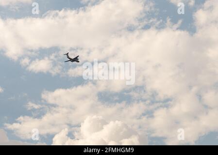 Große Transportflugzeuge. Ein viermotoriger Frachtflugzeug kommt zur Landung. Das Flugzeug fliegt zwischen den Wolken. Stockfoto