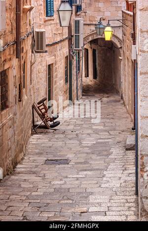 Stadtbild - Blick auf eine mittelalterliche Straße am frühen Morgen Die Altstadt von Dubrovnik an der Adriaküste Von Kroatien Stockfoto