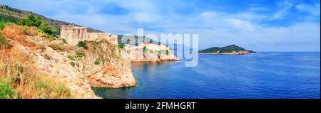 Blick auf die Festung Lovrijenac oder die Festung St. Lawrence und die Altstadt von Dubrovnik an der Adriaküste Kroatiens, Banner, Panorama Stockfoto