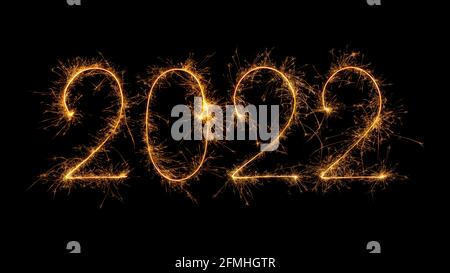 Frohes neues Jahr 2022 mit bengalischem Feuer geschrieben, funkelnde Feuerwerkskerze isoliert auf schwarzem Hintergrund. Dunkler Neujahrshintergrund. Stockfoto