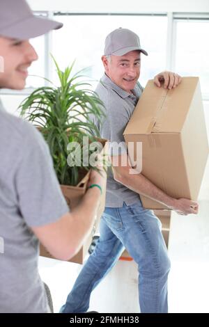 Umzüge Männer tragen Kartons und eine Fabrik Stockfoto