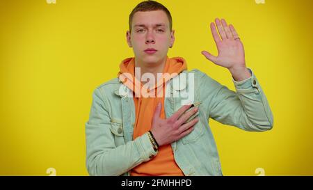 Aufrichtiger, verantwortungsvoller Teenager, der die Hand zum Eid hebt und verspricht, ehrlich zu sein und die Wahrheit zu sagen Stockfoto