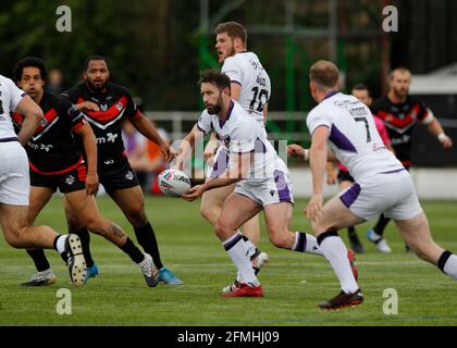 Rosslyn Park, London, Großbritannien. Mai 2021. Betfred Championship, Rugby League, London Broncos gegen Newcastle Thunder; Bob Beswick von Newcastle Thunder fährt an seiner Linie vorbei Credit: Action Plus Sports/Alamy Live News Stockfoto