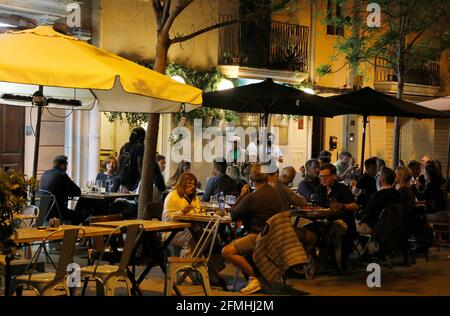 Palma De Mallorca, Spanien. Mai 2021. Gäste, die auf der Terrasse einer Bar sitzen. Die meisten Beschränkungen, von denen einige sehr streng waren, waren in Spanien ausgelaufen, als der Notfall in Corona am 9. Mai 2021 um 00:00 Uhr endete. Außenrestaurants können jetzt zwischen 6 und 22:30 Uhr mit voller Kapazität geöffnet werden. Quelle: Clara Margais/dpa/Alamy Live News Stockfoto