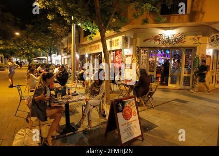 Palma De Mallorca, Spanien. Mai 2021. Gäste, die auf der Terrasse einer Bar sitzen. Die meisten Beschränkungen, von denen einige sehr streng waren, waren in Spanien ausgelaufen, als der Notfall in Corona am 9. Mai 2021 um 00:00 Uhr endete. Außenrestaurants können jetzt zwischen 6 und 22:30 Uhr mit voller Kapazität geöffnet werden. Quelle: Clara Margais/dpa/Alamy Live News Stockfoto