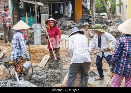 Vietnamesische Arbeiterinnen, die auf der Baustelle in Hoi an, Vietnam, arbeiten Stockfoto