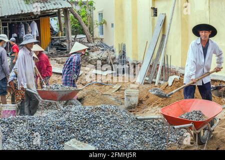 Vietnamesische Arbeiter, die auf der Baustelle arbeiten, Hoi an, Vietnam Stockfoto