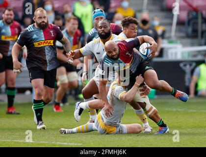 Twickenham Stoop, London, Großbritannien. Mai 2021. Englische Premiership Rugby, Harlekine versus Wespen; Lasike of Harlekine bricht mit einem starken Run die Spiellinie Kredit: Action Plus Sports/Alamy Live News Stockfoto