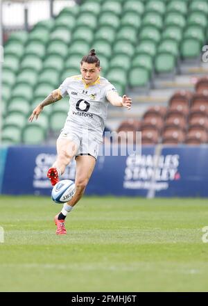 Twickenham Stoop, London, Großbritannien. Mai 2021. Englische Premiership Rugby, Harlekine versus Wespen; Jacob Umaga von Wespen, die den Ball in den Weltraum treten Kredit: Action Plus Sports/Alamy Live News Stockfoto
