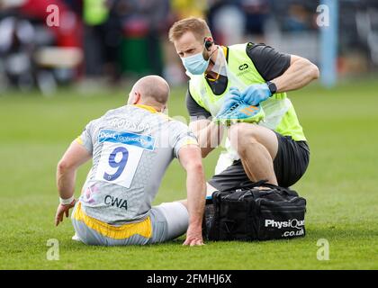 Twickenham Stoop, London, Großbritannien. Mai 2021. Englische Premiership Rugby, Harlekine versus Wespen; Dan Robson von Wespen, die Hilfe bei einer Wunde erhalten Kredit: Action Plus Sports/Alamy Live News Stockfoto