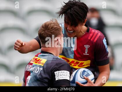 Twickenham Stoop, London, Großbritannien. Mai 2021. Englische Premiership Rugby, Harlekine gegen Wespen; Marcus Smith von Harlekins feiert den Versuch mit Alex Dombrandt Kredit: Action Plus Sports/Alamy Live News Stockfoto