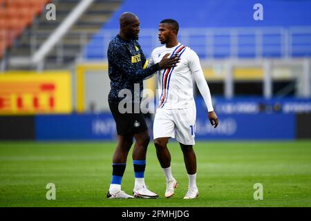 Mailand, Italien. 08 Mai 2021. Romelu Lukaku (L) vom FC Internazionale spricht mit Keita Balde von der UC Sampdoria während des Aufwärmpuls vor dem Fußballspiel der Serie A zwischen dem FC Internazionale und der UC Sampdoria. FC Internazionale gewann 5-1 gegen UC Sampdoria. Kredit: Nicolò Campo/Alamy Live Nachrichten Stockfoto