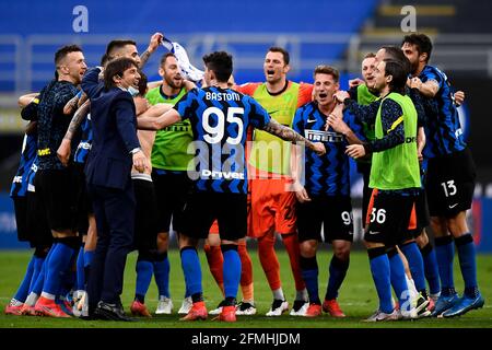 Mailand, Italien. 08 Mai 2021. Die Spieler des FC Internazionale feiern den Gewinn des italienischen Meisterschaftstitels der Serie A 2020/2021 nach dem letzten Pfiff des Fußballspiels der Serie A zwischen dem FC Internazionale und der UC Sampdoria. FC Internazionale gewann 5-1 gegen UC Sampdoria. Kredit: Nicolò Campo/Alamy Live Nachrichten Stockfoto