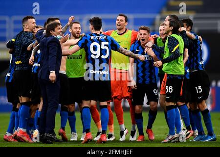 Mailand, Italien. 08 Mai 2021. Die Spieler des FC Internazionale feiern den Gewinn des italienischen Meisterschaftstitels der Serie A 2020/2021 nach dem letzten Pfiff des Fußballspiels der Serie A zwischen dem FC Internazionale und der UC Sampdoria. FC Internazionale gewann 5-1 gegen UC Sampdoria. Kredit: Nicolò Campo/Alamy Live Nachrichten Stockfoto