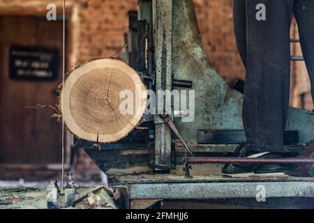 Sägewerk Schneiden Log Prozess der Herstellung von Holzplanken Holz und Holzindustrie Stockfoto