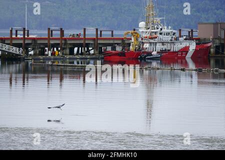 Das kanadische Küstenwachschiff Goddard befindet sich neben dem Küstenwachstützpunkt Patricia Bay. Stockfoto