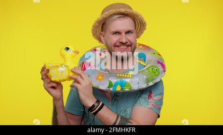 Reisender Tourist Erwachsene Mann tanzen Narren mit Schwimmring und Entenspielzeug reist am Wochenende Stockfoto