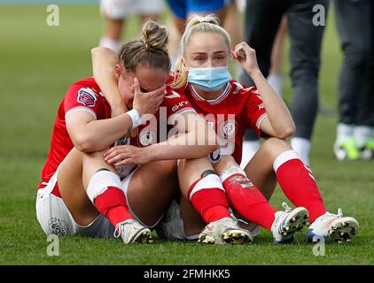 CRAWLEY, ENGLAND - MAI 09: Aimee Palmer von Bristol City Women verbirgt ihre Tränen beim Barclays FA Women Super League Spiel zwischen Brighton und Hove Albion Women und Bristol City am 09. Mai 2021 im People's Pension Stadium in Crawley, England Credit: Action Foto Sport/Alamy Live News Stockfoto