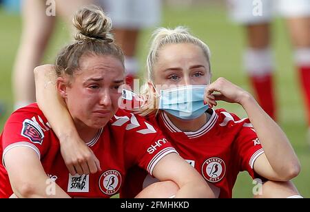 CRAWLEY, ENGLAND - MAI 09: Aimee Palmer von Bristol City Women und Faye Bryson von Bristol City Women während des Barclays FA Women Super League Spiels zwischen Brighton und Hove Albion Women und Bristol City am 09. Mai 2021 im People's Pension Stadium in Crawley, England Credit: Action Foto Sport/Alamy Live News Stockfoto