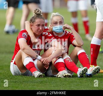 CRAWLEY, ENGLAND - MAI 09: Aimee Palmer von Bristol City Women und Faye Bryson von Bristol City Women während des Barclays FA Women Super League Spiels zwischen Brighton und Hove Albion Women und Bristol City am 09. Mai 2021 im People's Pension Stadium in Crawley, England Credit: Action Foto Sport/Alamy Live News Stockfoto