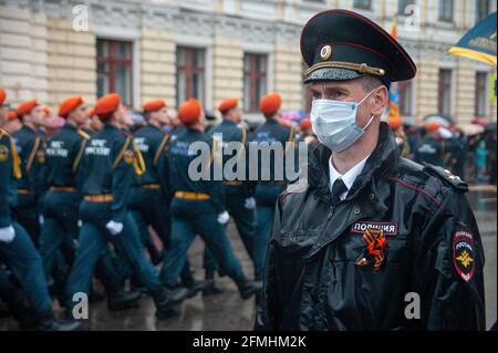 Tambow, Russland. Mai 2021. Ein Polizist mit Gesichtsmaske schaut während der Siegesparade auf. Die Siegestagsparade in Tambow (Russland) wurde wegen der Coronavirus-Pandemie ohne Zuschauer und Veteranen des Zweiten Weltkriegs (Grosser Vaterländischer Krieg) abgehalten. Kredit: SOPA Images Limited/Alamy Live Nachrichten Stockfoto