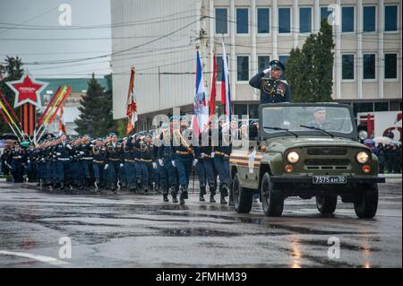 Tambow, Russland. Mai 2021. Militärangehöriger der Lufttruppen der Tambow-Garnison nehmen an der Siegesparade Teil/die Siegesparade in Tambow (Russland) wurde ohne Zuschauer und Veteranen des Zweiten Weltkriegs (Grosser Vaterländischer Krieg) wegen der Coronavirus-Pandemie abgehalten. Kredit: SOPA Images Limited/Alamy Live Nachrichten Stockfoto