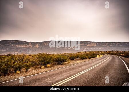 Die Sonne bricht durch Wolken über der Big Bend Wilderness In Texas Stockfoto