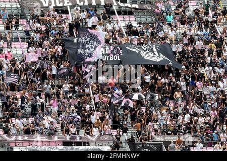 Miami, USA. Mai 2021. Inter Miami Fans während eines Spiels gegen Atlanta United im DRV Pink Stadium in Fort Lauderdale, Florida, Sonntag, 9. Mai 2021. (Foto: Charles Trainor Jr./Miami Herald/TNS/Sipa USA) Quelle: SIPA USA/Alamy Live News Stockfoto