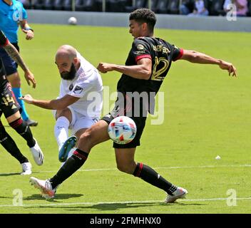 Miami, USA. Mai 2021. Gonzalo Higuain (9) von Inter Miami versucht in der zweiten Halbzeit im DRV Pink Stadium in Fort Lauderdale, Florida, am Sonntag, den 9. Mai 2021, um Miles Robinson (12) von Atlanta United zu Punkten. (Foto: Charles Trainor Jr./Miami Herald/TNS/Sipa USA) Quelle: SIPA USA/Alamy Live News Stockfoto