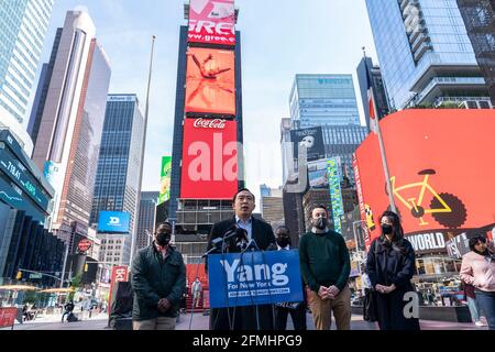 New York, Usa. Mai 2021. Der Bürgermeisterkandidat Andrew Yang hält am 9. Mai 2021 eine Pressekonferenz ab, um sich mit Waffengewalt und den jüngsten Schießereien auf dem Times Square in New York zu befassen. Andrew Yang sprach vor kurzem über die Erschießung von 3 unschuldigen Zuschauern auf dem Times Square und die Zunahme von Waffengewalt und anderen Verbrechen in der Stadt. Während Yang sprach, feierten die Menschen den Muttertag um den Times Square herum. (Foto von Lev Radin/Sipa USA) Quelle: SIPA USA/Alamy Live News Stockfoto