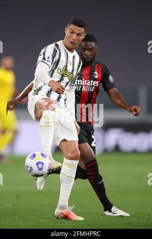 Turin, Italien. Mai 2021. Cristiano Ronaldo von Juventus kontrolliert den Ball unter dem Druck von Fikayo Tomori vom AC Mailand während des Serie-A-Spiels im Allianz-Stadion in Turin. Bildnachweis sollte lauten: Jonathan Moscrop/Sportimage Kredit: Sportimage/Alamy Live News Stockfoto