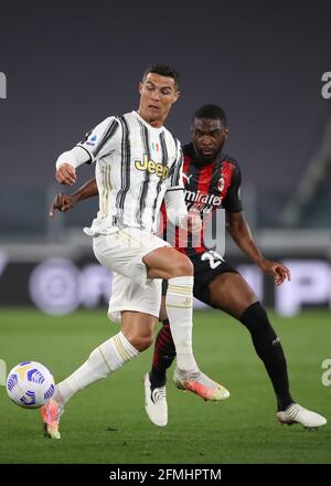 Turin, Italien. Mai 2021. Cristiano Ronaldo von Juventus kontrolliert den Ball unter dem Druck von Fikayo Tomori vom AC Mailand während des Serie-A-Spiels im Allianz-Stadion in Turin. Bildnachweis sollte lauten: Jonathan Moscrop/Sportimage Kredit: Sportimage/Alamy Live News Stockfoto