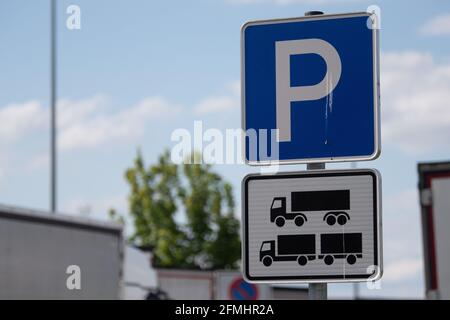 Worms, Deutschland. Mai 2021. Ein Schild weist auf einen Parkplatz an einem Rastplatz auf dem Highway 61 hin. (To dpa: 'Desolation and alcohol at the autobahn Rest area') Quelle: Sebastian Gollnow/dpa/Alamy Live News Stockfoto