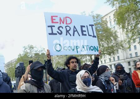 Ein Protestler hält ein Plakat mit dem Titel „End Israeli Occupation“ hoch Eine Demonstration gegen Zwangsräumungen palästinensischer Familien in Jerusalem Stockfoto