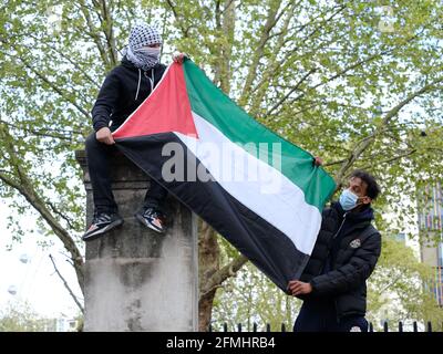 Demonstranten halten bei einer Demonstration gegen eine palästinensische Fahne hoch Geplante Räumungen in Scheich Jerrah und die Stürmung der Al-Aqsa Moschee Stockfoto