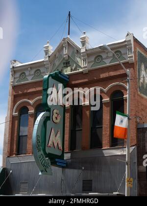 Die historische M & M Bar und der Cigar Store sind ein Neonschild an einer historischen Bar in Butte, Montana. Stockfoto