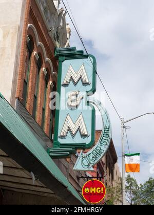 Nahaufnahme der historischen M & M Bar und des Vintage Cigar Store Neon-Schildes an einer historischen Bar in Butte, Montana. Stockfoto