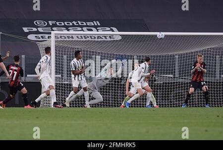 Turin, Italien. Mai 2021. Brahim Diaz (1. L) von AC Milan erzielt beim Fußballspiel der Serie A zwischen dem FC Juventus und dem AC Milan am 9. Mai 2021 in Turin, Italien, Punkte. Quelle: Federico Tardito/Xinhua/Alamy Live News Stockfoto