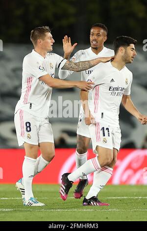 Madrid, Spanien. Mai 2021. Marco Asensio (R) von Real Madrid feiert sein Tor während eines Fußballspiels der spanischen Liga zwischen Real Madrid und Sevilla CF am 9. Mai 2021 in Madrid, Spanien. Quelle: Edward F. Peters/Xinhua/Alamy Live News Stockfoto