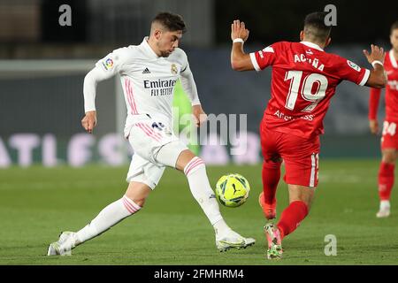 Madrid, Spanien. Mai 2021. Federico Valverde (L) von Real Madrid spielt mit Marcos Acuna von Sevilla während eines Fußballspiels der spanischen Liga zwischen Real Madrid und Sevilla CF am 9. Mai 2021 in Madrid, Spanien. Quelle: Edward F. Peters/Xinhua/Alamy Live News Stockfoto