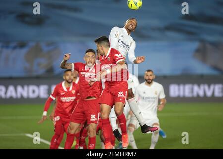 Madrid, Spanien. Mai 2021. Eder Militao (TOP) von Real Madrid wetteiferte am 9. Mai 2021 während eines Fußballspiels der spanischen Liga zwischen Real Madrid und Sevilla CF in Madrid, Spanien, um den Ball. Quelle: Edward F. Peters/Xinhua/Alamy Live News Stockfoto
