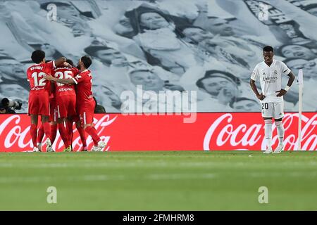 Madrid, Spanien. Mai 2021. Die Spieler von Sevilla feiern ein Tor während eines Fußballspiels der spanischen Liga zwischen Real Madrid und Sevilla CF in Madrid, Spanien, am 9. Mai 2021. Quelle: Edward F. Peters/Xinhua/Alamy Live News Stockfoto