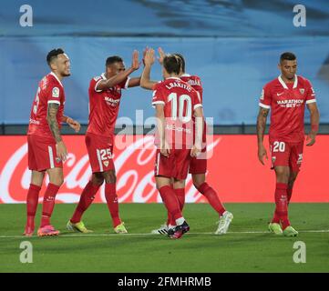Madrid, Spanien. Mai 2021. Sevilla Fernando (2. L) feiert sein Tor mit seinen Teamkollegen während eines Fußballspiels der spanischen Liga zwischen Real Madrid und Sevilla CF in Madrid, Spanien, am 9. Mai 2021. Quelle: Edward F. Peters/Xinhua/Alamy Live News Stockfoto