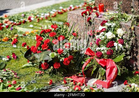 Berlin, Deutschland. Mai 2021. Blumen und Blumensträuße werden im Sowjetischen Denkmal im Treptower Park nach einer Versammlung zum 76. Jahrestag des Endes des Zweiten Weltkriegs in Europa, bekannt als Tag des Sieges in Europa, in Berlin, Hauptstadt von Deutschland, am 9. Mai 2021, gesehen. Quelle: Stefan Zeitz/Xinhua/Alamy Live News Stockfoto