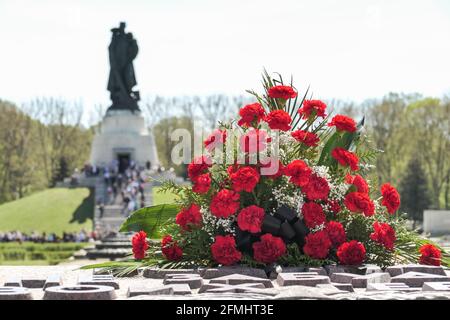 Berlin, Deutschland. Mai 2021. Nach einer Versammlung zum 76. Jahrestag des Endes des Zweiten Weltkriegs in Europa, bekannt als „Tag des Sieges in Europa“, in Berlin, der Hauptstadt Deutschlands, am 9. Mai 2021, ist ein Strauß am sowjetischen Denkmal im Treptower Park zu sehen. Quelle: Stefan Zeitz/Xinhua/Alamy Live News Stockfoto