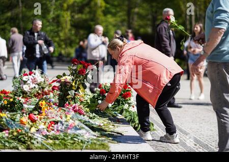 Berlin, Deutschland. Mai 2021. Am 9. Mai 2021, in Berlin, der Hauptstadt Deutschlands, legt eine Frau in der sowjetischen Gedenkstätte im Treptower Park Blumen aus Anlass des 76. Jahrestages des Endes des Zweiten Weltkriegs in Europa, bekannt als Tag des Sieges in Europa. Quelle: Stefan Zeitz/Xinhua/Alamy Live News Stockfoto