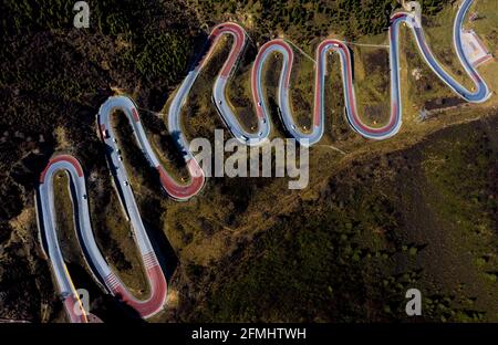 Haidong, China. Mai 2021. Die chinesische Zodiac-Bergstraße, die am 09. Mai 2021 in Haidong, Qinghai, China, 12 Kurven hat (Foto: TPG/cnsphotos) Quelle: TopPhoto/Alamy Live News Stockfoto